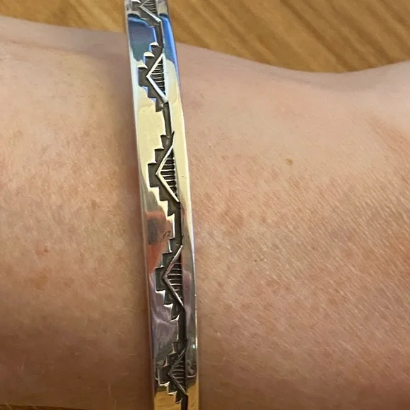 Navajo Troy Laner sterling silver cuff bracelet with mountains motif - Picture 3 of 7